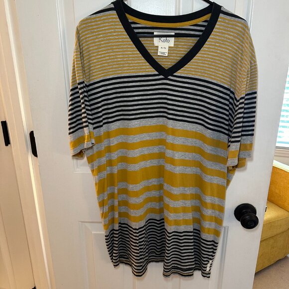 Assorted Set of Three Tee Shirts - Picture 9 of 10